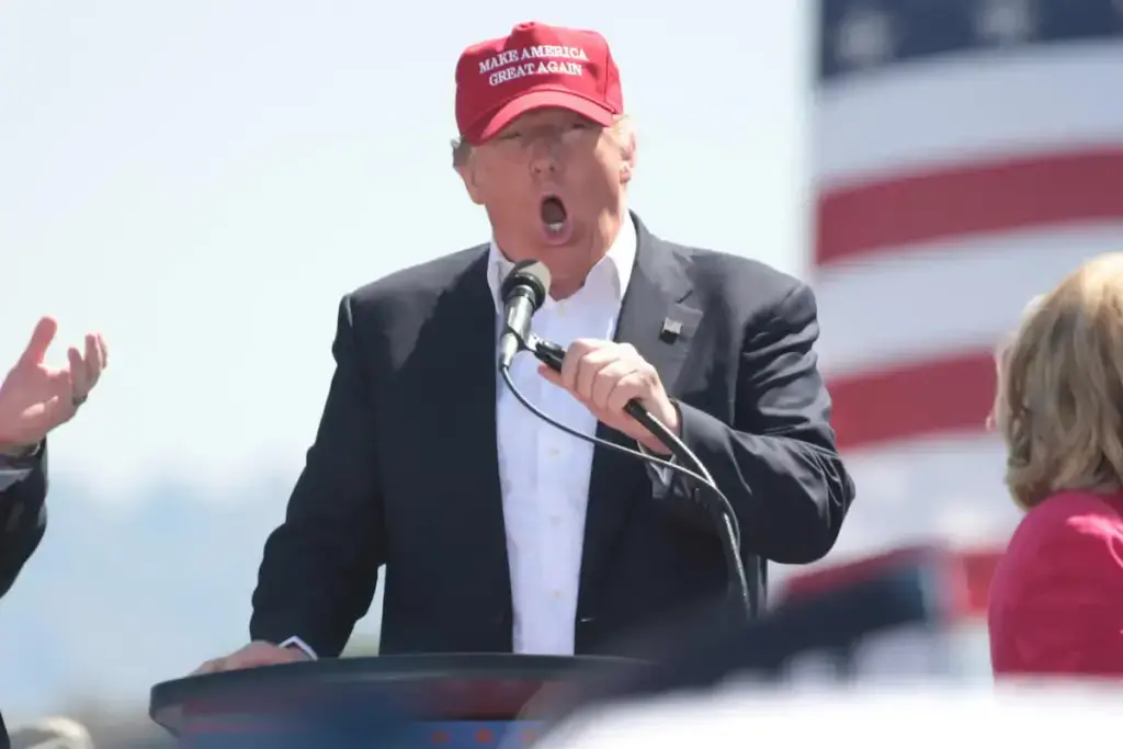 Donald Trump taler til sine støtter under valgkampen iført den ikoniske "Make America Great Again"-kasket. Fountain Park i Fountain Hills, Arizona, d. 19. marts 2016.