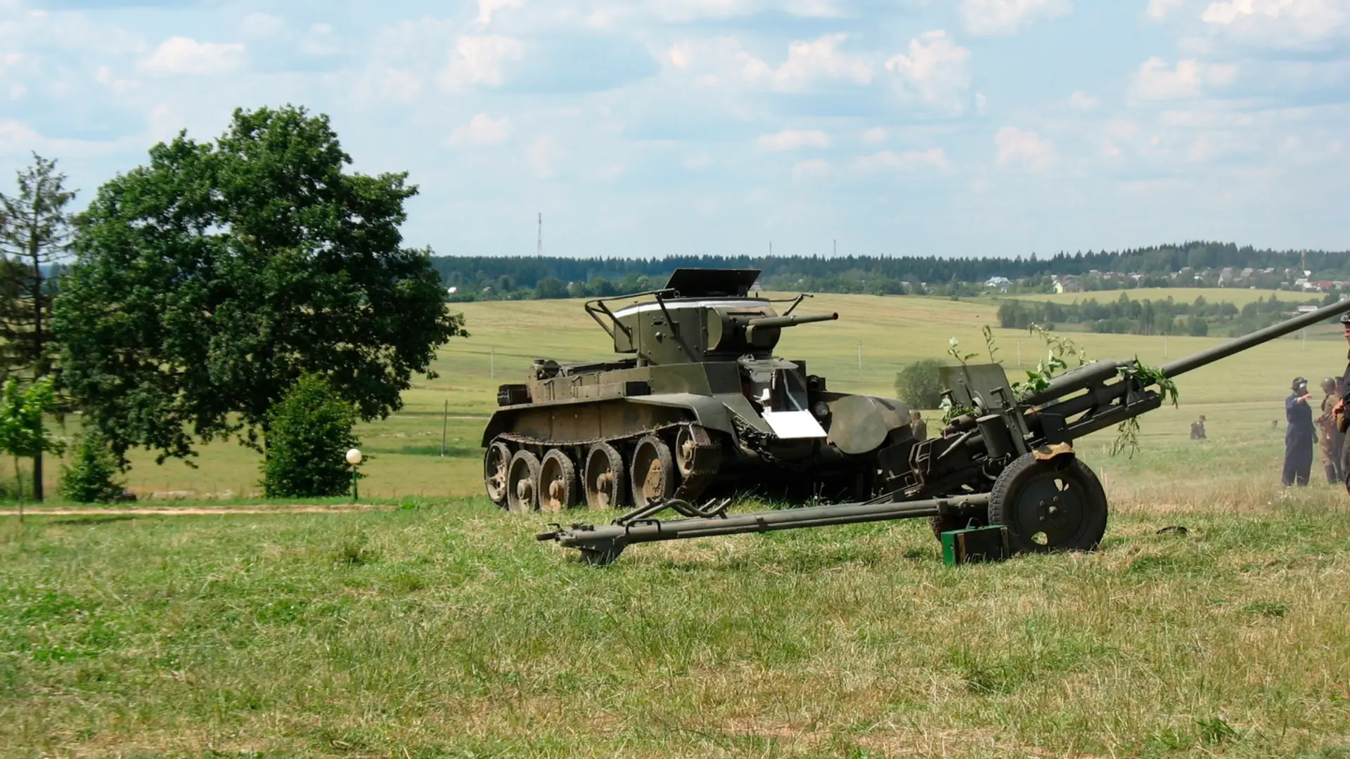 Militært personel og forsvarsudstyr der illustrerer den danske forsvarsstrategi 